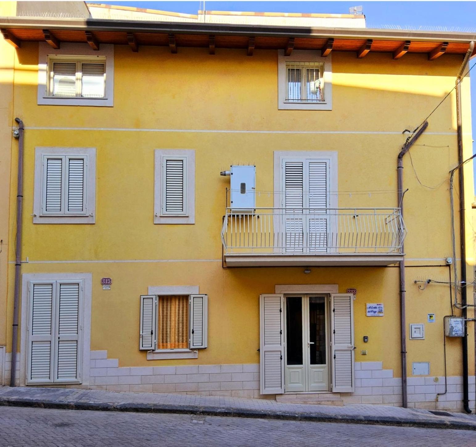 Al Cortile Del Pozzo Appartement Delia Buitenkant foto